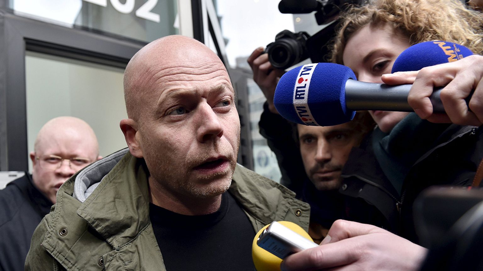 Abdeslam beleegyezik, hogy kiadják Franciaországnak