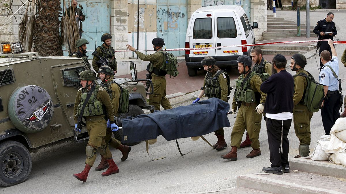 Un vídeo muestra a un soldado israelí rematando a un palestino de un tiro en la cabeza