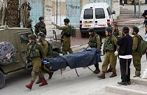Vídeo: Soldado israelita mata palestiniano a sangue-frio