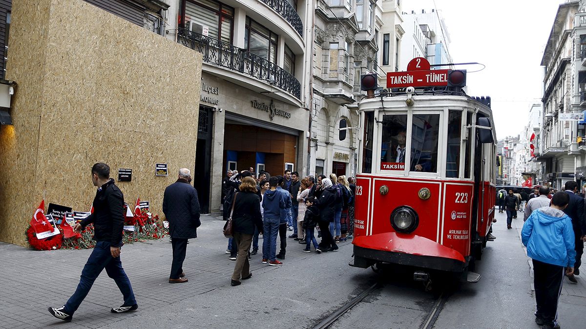Attentats à Paris et Istanbul : le tourisme touché mais pas coulé