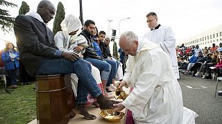 Le pape François lave les pieds de migrants lors du Jeudi Saint