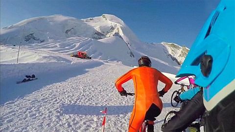 Montar en bicicleta sobre la nieve