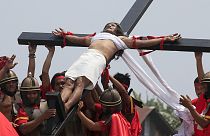 Filippine: il rito della crocifissione