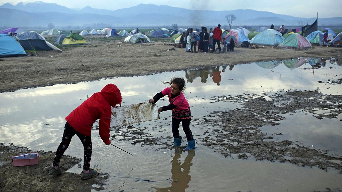 اليونان تستهل عملية إجلاء اللاجئين من مخيم إيدوميني
