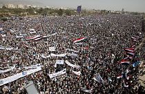 La población chií protesta en Saná por un año de intervención de Arabia Saudí en el Yemen