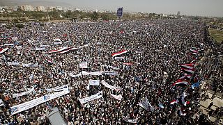 Les rebelles Houtis manifestent à Sanaa un an après le début de la campagne menée par l'Arabie Saoudite