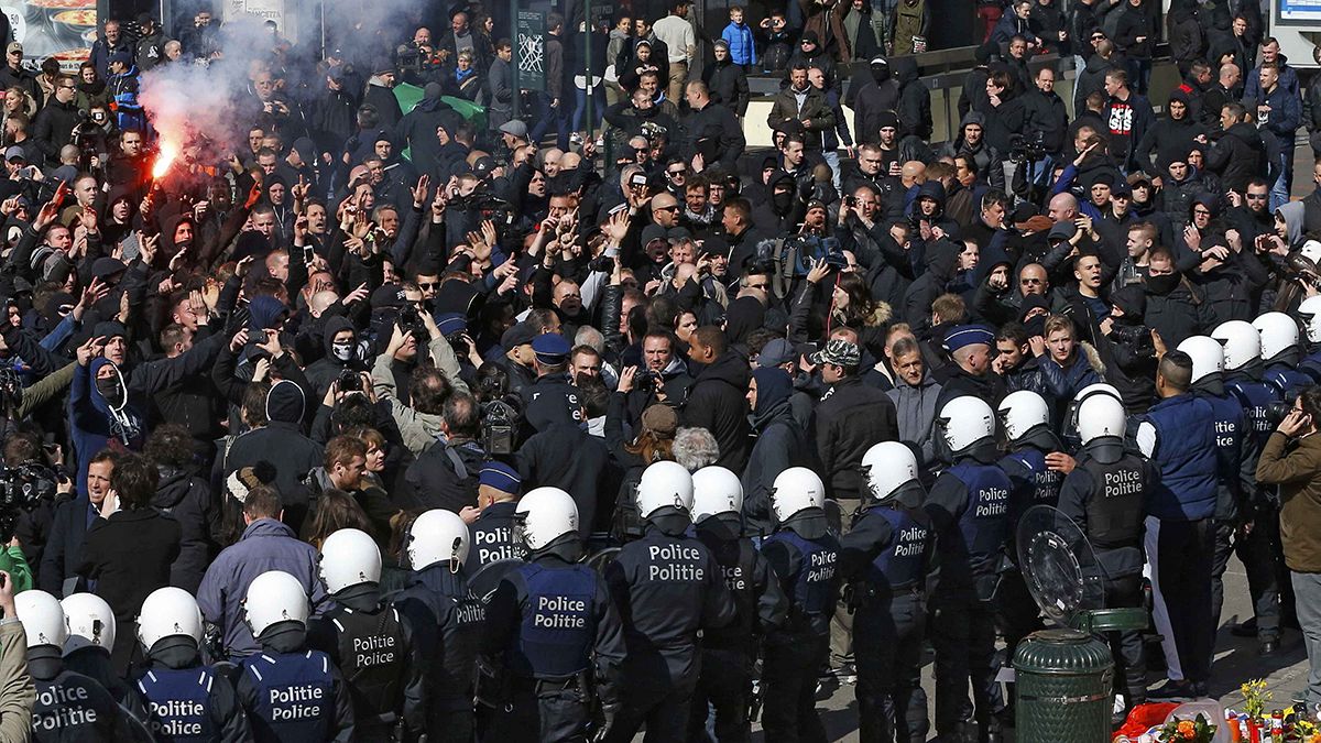 Video: Polizei löst Protest von Hooligans auf Brüsseler Börsenplatz auf