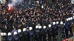 Video: Polizei löst Protest von Hooligans auf Brüsseler Börsenplatz auf