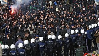 Bruxelles: la police anti-émeute disperse une manifestation de hooligans Place de la Bourse