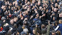 Vermummt, aggressiv, alkoholisiert: Hooligans stören Gedenken in Brüssel