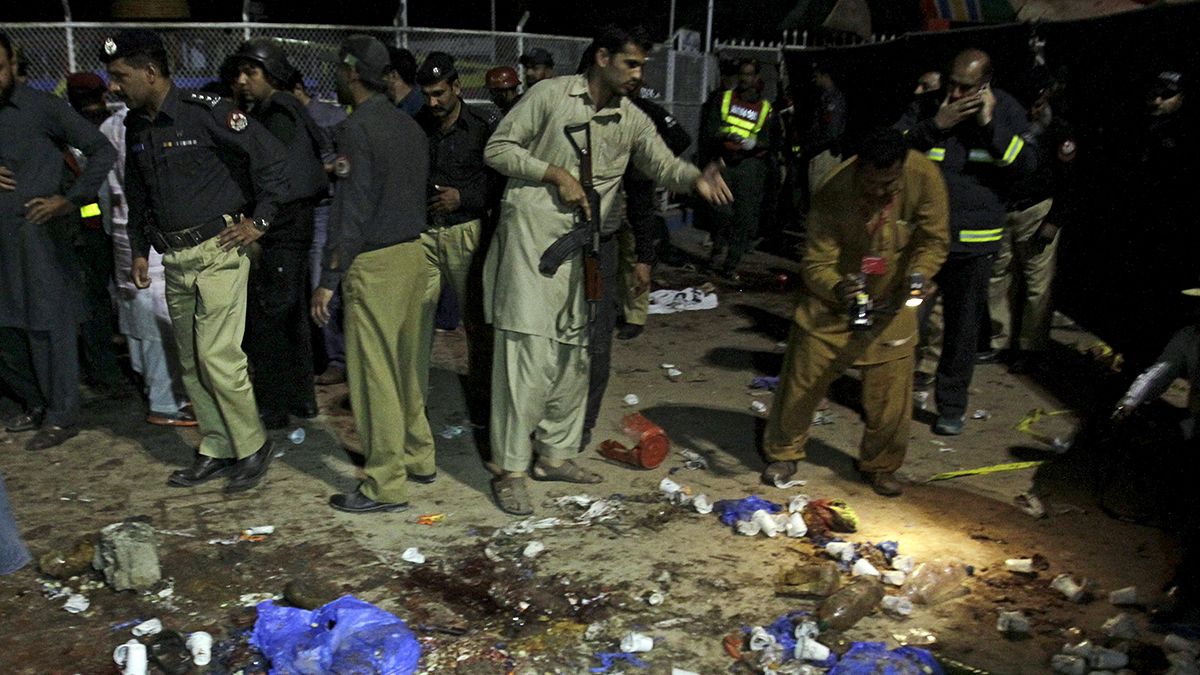 Pakistan'da intihar saldırısı onlarca can aldı