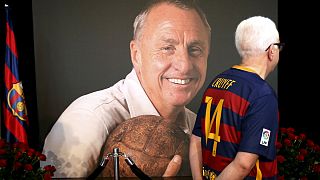 Johan Cruyffra, a totális futball ikonjára emlékeztek Európa stadionjaiban