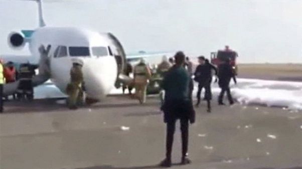 Miracle au Kazakhstan : un avion atterrit sans train avant, et sans blessé Miracle au Kazakhstan : un avion atterrit sans train avant, et sans blessé