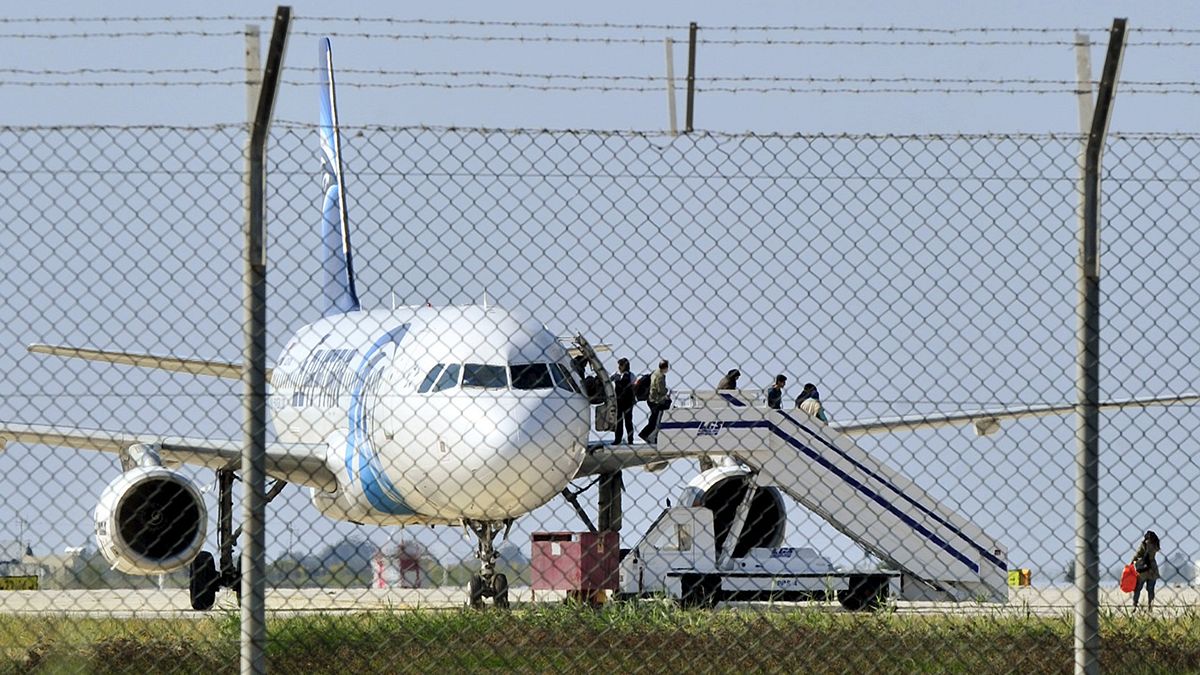 Mısır Havayolları'na ait yolcu uçağını kaçıran kişi teslim oldu