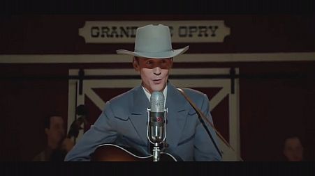 Hiddleston takes on Hank Williams in "I saw the light"