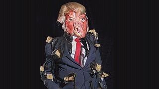 Um retrato de Donald Trump composto por partes de animais, restos e objetos usados