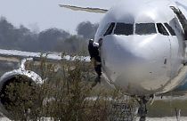 Mısır uçağını kaçıran hava korsanı teslim oldu