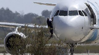 Zypern - Flugzeugentführung unblutig beendet, Entführer gibt auf