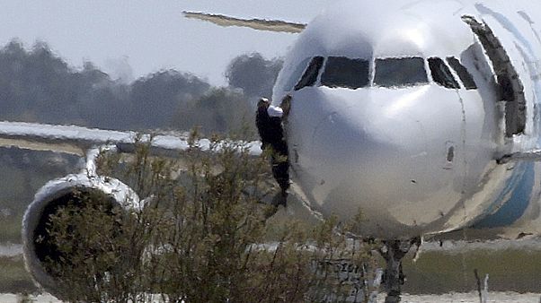 Véget ért az EgyptAir eltérített gépének túszdrámája Véget ért az EgyptAir eltérített gépének túszdrámája