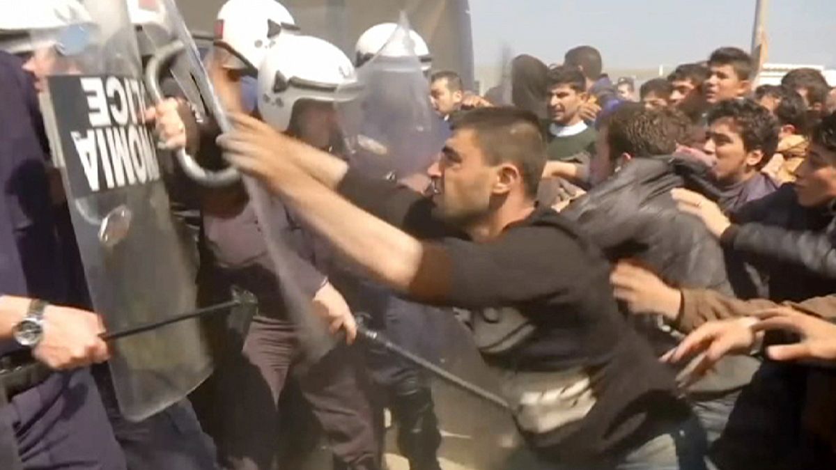 مواجهات عنيفة بين قوات الشرطة اليونانية ومئات المهاجرين