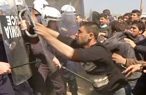 مواجهات عنيفة بين قوات الشرطة اليونانية ومئات المهاجرين
