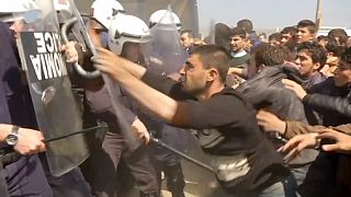 Choques con la policía griega en el campo de refugiados de Idomeni