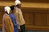 Myanmar, iI nuovo governo giura, parte il primo esecutivo democratico.