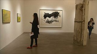 الفنانة البريطانية تريسي إمين حاضرة المعرض الدولي للفن المعاصر في هونغ كونغ