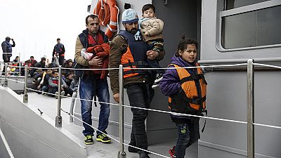 Греция: на острове Лесбос растет число беженцев