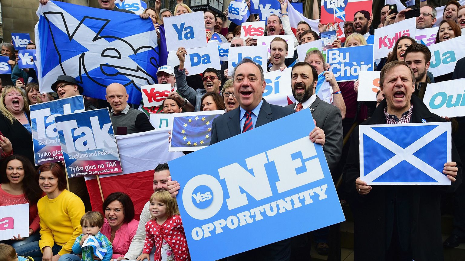 Yes And No Campaigns Take To The Streets Of Edinburgh And Glasgow