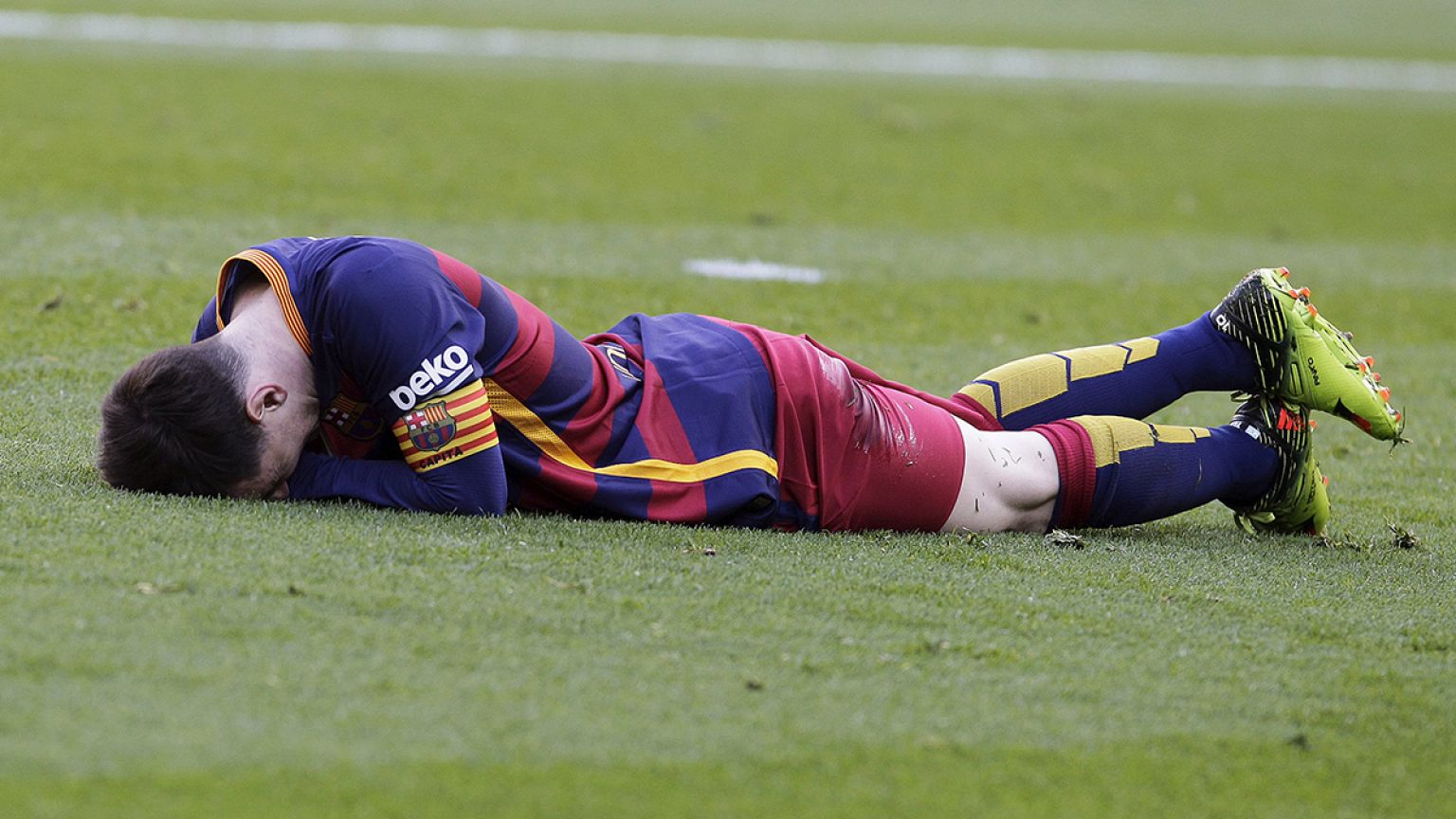 Polemica in Egitto per le scarpe di Lionel Messi date in beneficenza