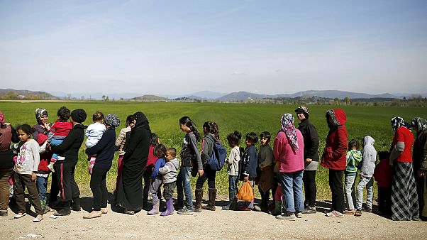 الأمم المتحدة تدعو حكومات العالم لاستضافة نحو نصف مليون لاجىء سوري في ثلاث سنين الأمم المتحدة تدعو حكومات العالم لاستضافة نحو نصف مليون لاجىء سوري في ثلاث سنين