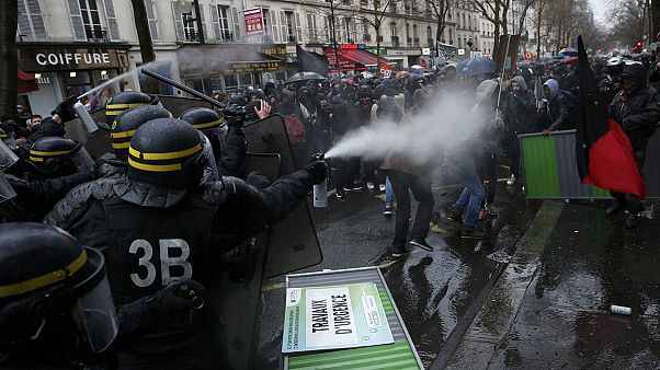 Enfrentamientos en París en la protesta contra la reforma laboral Enfrentamientos en París en la protesta contra la reforma laboral