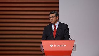 Santander to close hundreds of Spanish branches