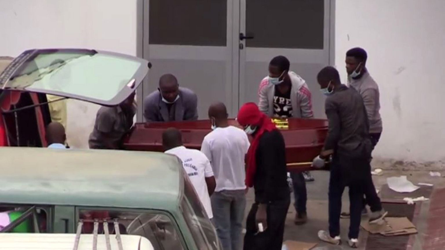 Erschreckende Bilder vor einer Leichenhalle in Angola