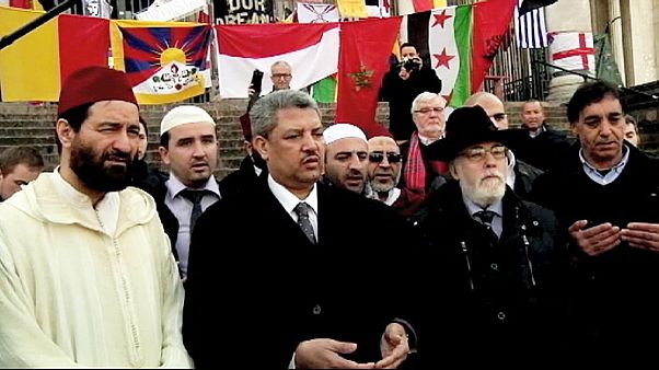 جنبا إلى جنب مسلمون و يهود يُصَلُّون و يقفون دقيقة صمت في ساحة البورصة في بروكسل جنبا إلى جنب مسلمون و يهود يُصَلُّون و يقفون دقيقة صمت في ساحة البورصة في بروكسل