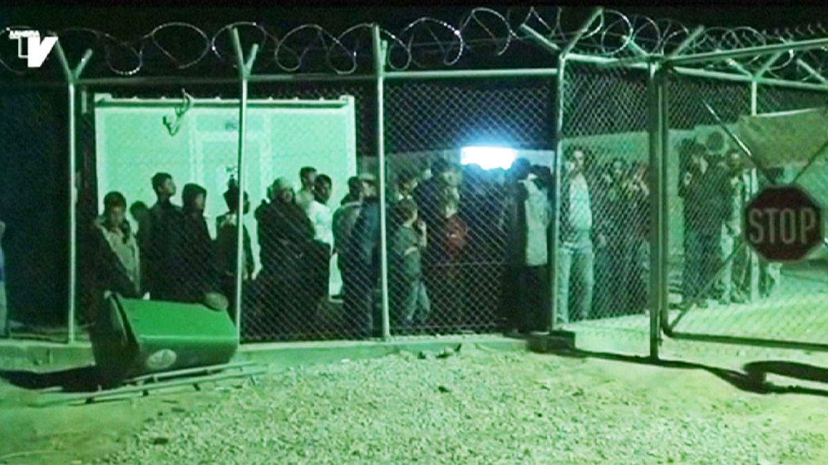 In fuga dagli hotspots greci centinaia di profughi