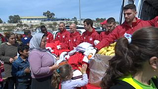 Мигрантам в порту Пирей помогают футболисты