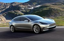 Η Tesla παρουσιάζει το Model 3 και «σπάει ταμεία»!