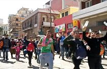 Migrantes: Centenas de migrantes evadem-se de centro na ilha grega de Chios em protesto contra acordo entre UE e Turquia