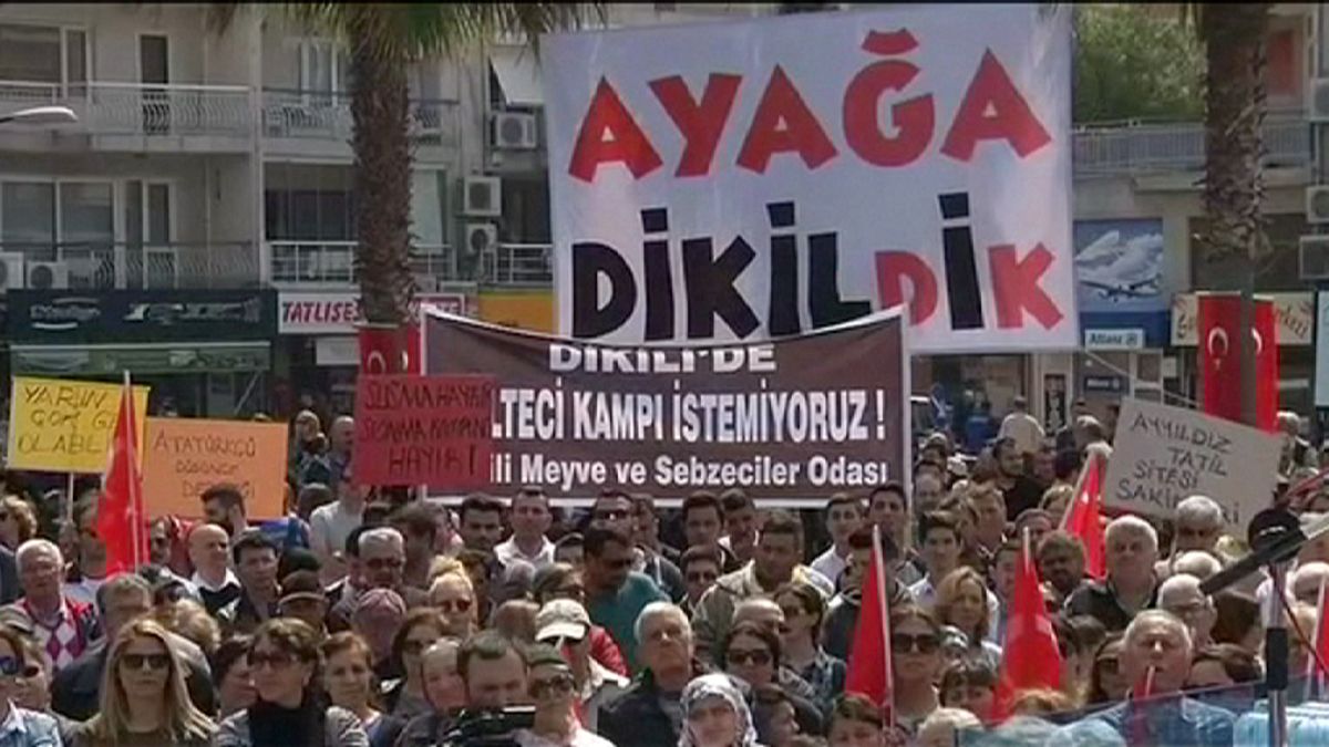 Turks protest plans to process migrants returned under EU deal