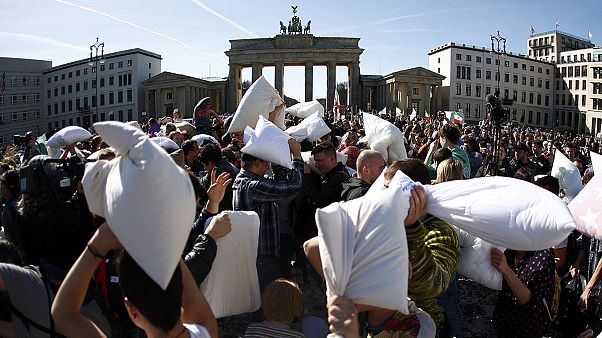 Federn frei - Internationaler Tag der Kissenschlacht Federn frei - Internationaler Tag der Kissenschlacht