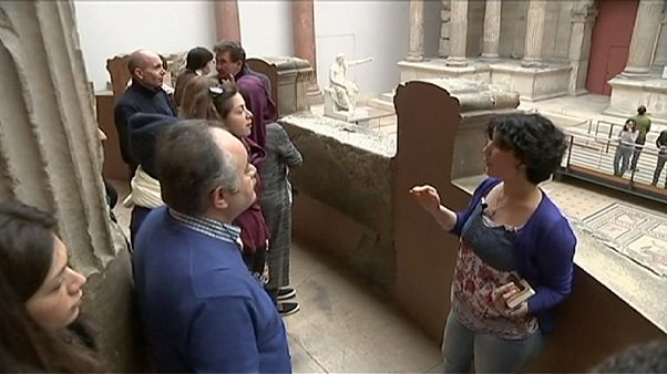 Menekültek kalauzolnak menekülteket Berlinben Menekültek kalauzolnak menekülteket Berlinben