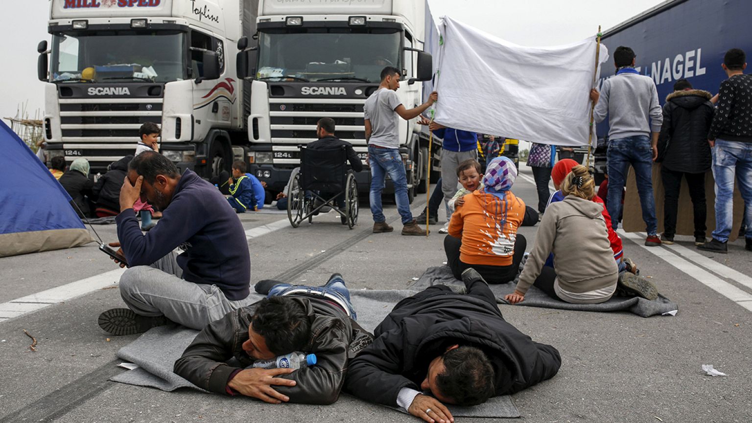 Grecia: profughi bloccano un'autostrada, protestano anche gli abitanti di Idomeni