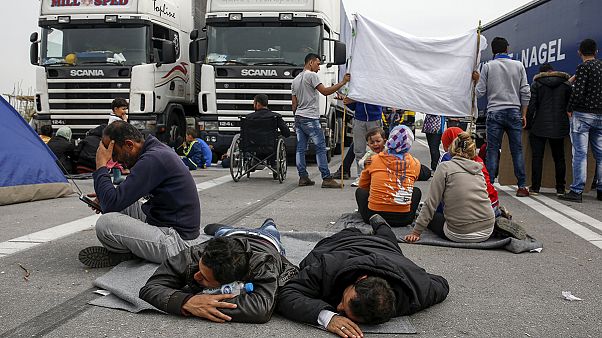 Ειδομένη: Με αποκλεισμούς δρόμων αντιδρούν οι πρόσφυγες στο κλείσιμο των συνόρων Ειδομένη: Με αποκλεισμούς δρόμων αντιδρούν οι πρόσφυγες στο κλείσιμο των συνόρων