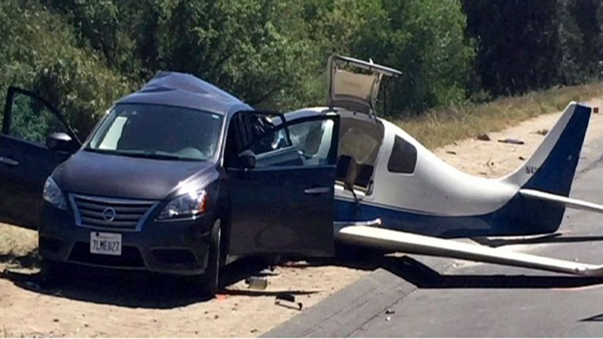 Kalifornien: Flugzeug rammt Auto auf Schnellstraße