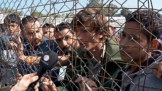 Decenas de refugiados en la isla de Lesbos muestran su rechazo a ser devueltos a Turquía