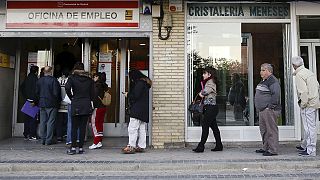 El paro baja una décima en la eurozona al 10,3% en febrero, tras revisarse la cifra de enero