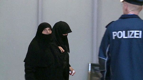 Megérkeztek az első menekültek Németországba, akiket a visszatoloncoltakért cserébe fogadnak be Megérkeztek az első menekültek Németországba, akiket a visszatoloncoltakért cserébe fogadnak be