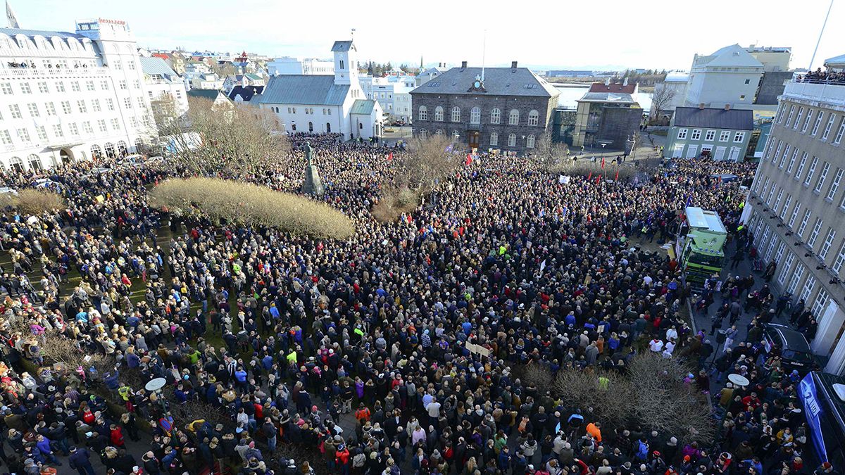 Тысячи исландцев в Рейкьявике требуют отставки премьер-министра